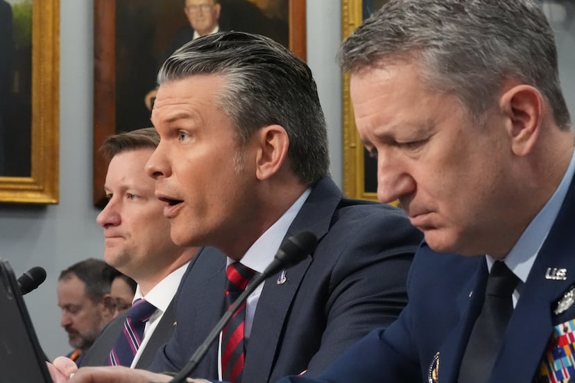 El subsecretario interino de Defensa y contralor, Jules Hurst III (de izquierda a derecha), el secretario de Defensa, Pete Hegseth, y el jefe del Estado Mayor Conjunto, general Dan Caine, testifican en una audiencia presupuestaria del subcomité de Asignaciones de la Cámara de Representantes para el Departamento de Defensa, el martes 12 de mayo de 2026, en Washington. (Foto AP/Alex Brandon)