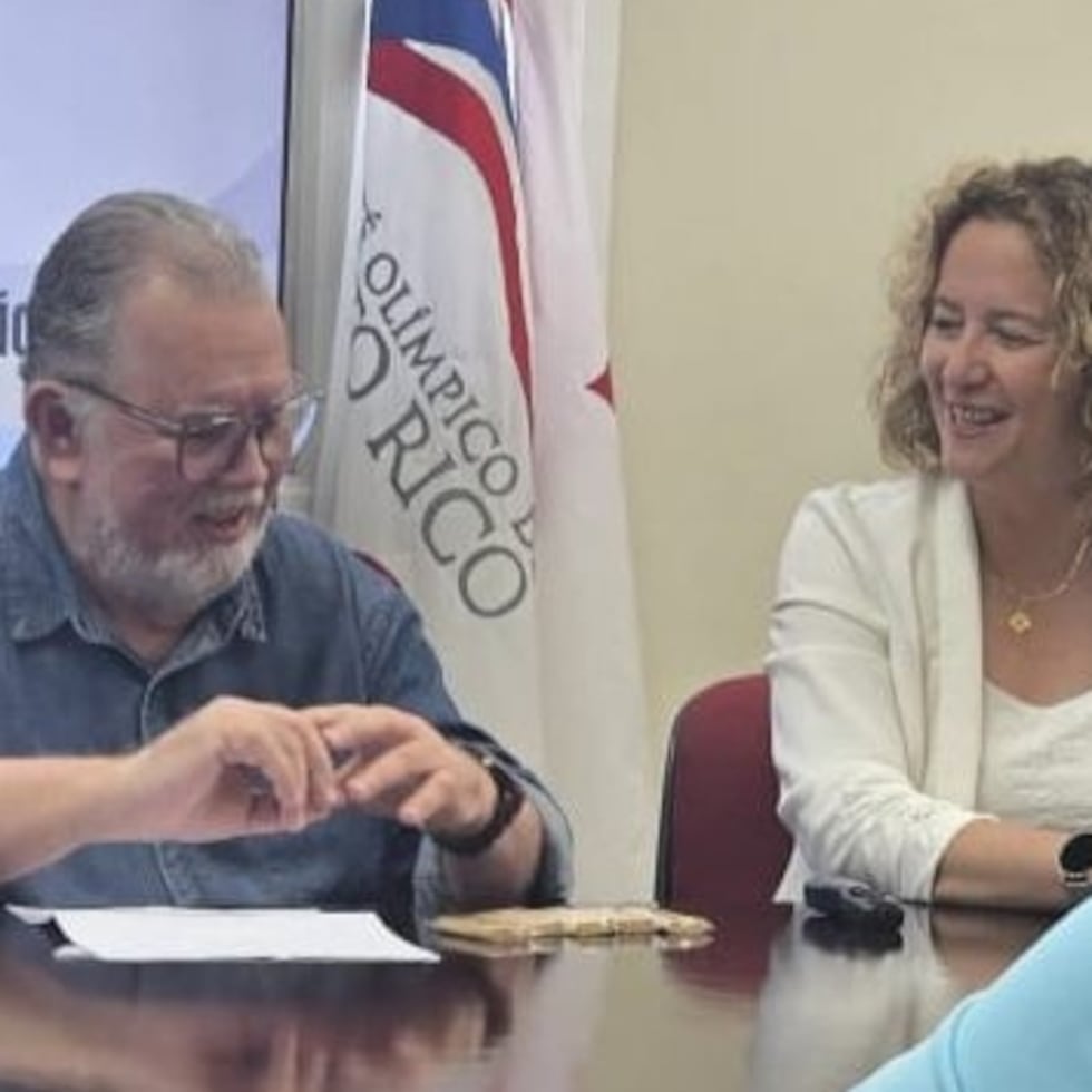 Carlos Uriarte habla sobre su libro en compañía de la presidenta del Copur, Sara Rosario.