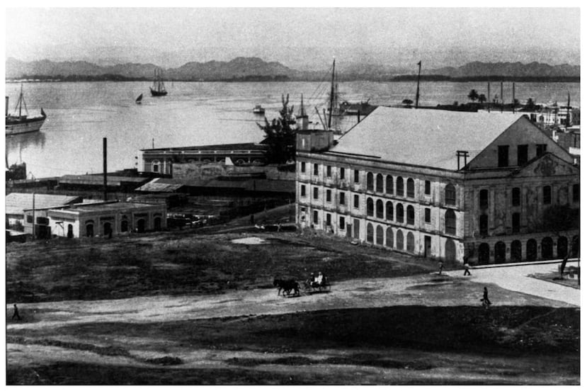 Vista de la bahía y teatro Municipal de San Juan a principios de siglo XX.