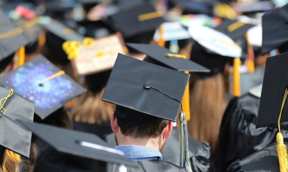 Se va la luz en plena graduación de la UPR en Arecibo