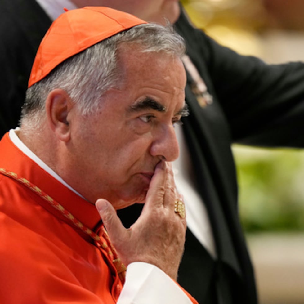 ARCHIVO - El cardenal Angelo Becciu asiste al consistorio dentro de la Basílica de San Pedro en el Vaticano, 27 de agosto de 2022. (AP Photo/Andrew Medichini, Archivo)