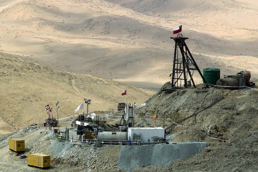 Los equipos de rescate han conseguido sacar del subsuelo a varios mineros, que han sufrido heridas menores. (EFE)