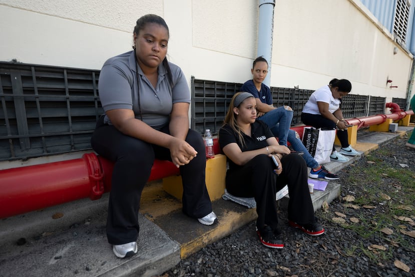 (De izq. a der.) Nuria y Nicole Cedeño, primas de Pablo Mota, esposo de Inocencia Rodríguez, esperan por noticias en el Centro de Detención Temporera de ICE e Guaynabo.