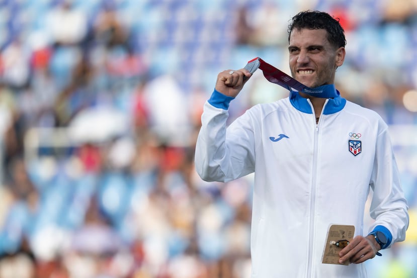 Víctor Ortiz posa con su medalla de plata.