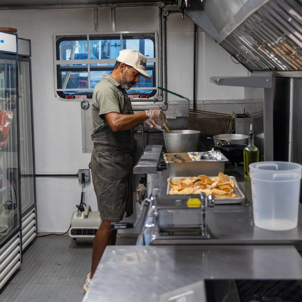 El negocio está ubicado en el Aguadilla Food Truck Park en la carretera PR 110.