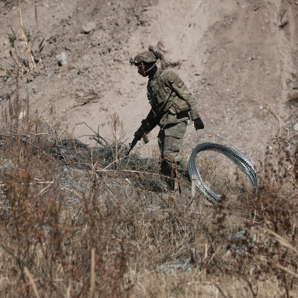 Las fuerzas de seguridad instalan alambre de púas a lo largo de la frontera con Estados Unidos en Ciudad Juárez, México, el miércoles 11 de febrero de 2026.