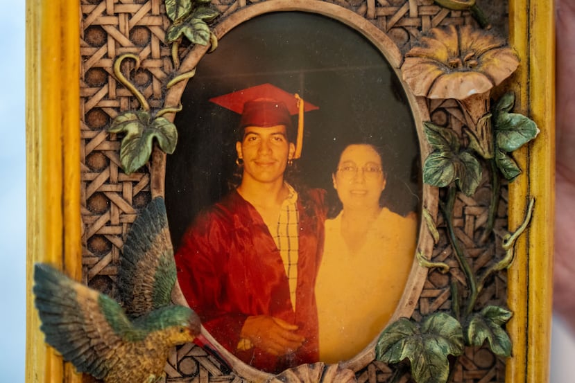 Alex DJ en su graduación de cuarto año junto a su madre Millie.