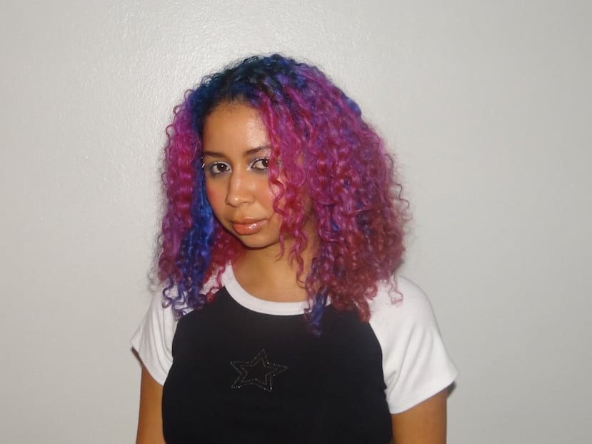 Gamilla es una cantante, compositora, músico y arreglista, que lanzó recientemente su primer álbum de rock alternativo “Catholic School Girl”.