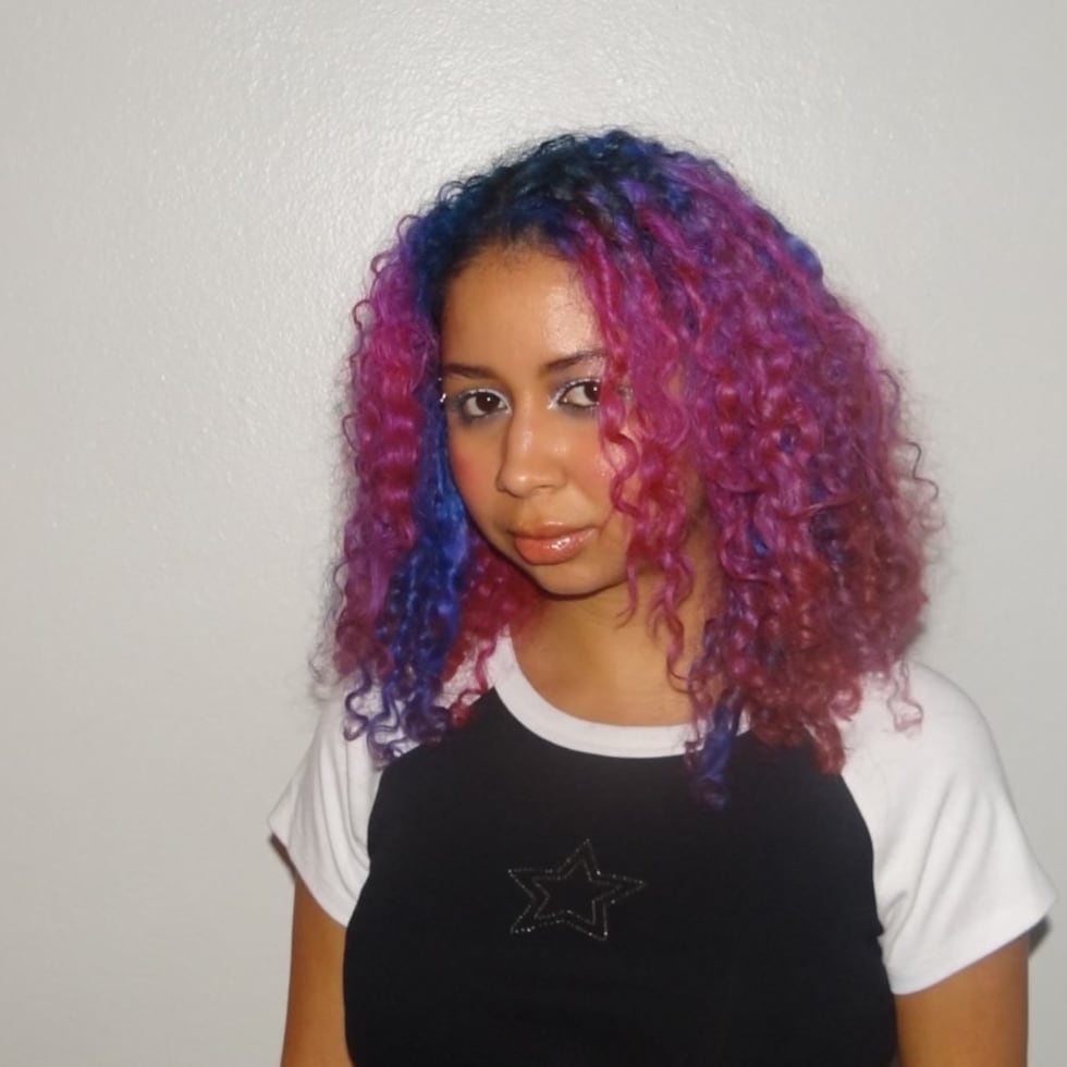 Gamilla es una cantante, compositora, músico y arreglista, que lanzó recientemente su primer álbum de rock alternativo “Catholic School Girl”.