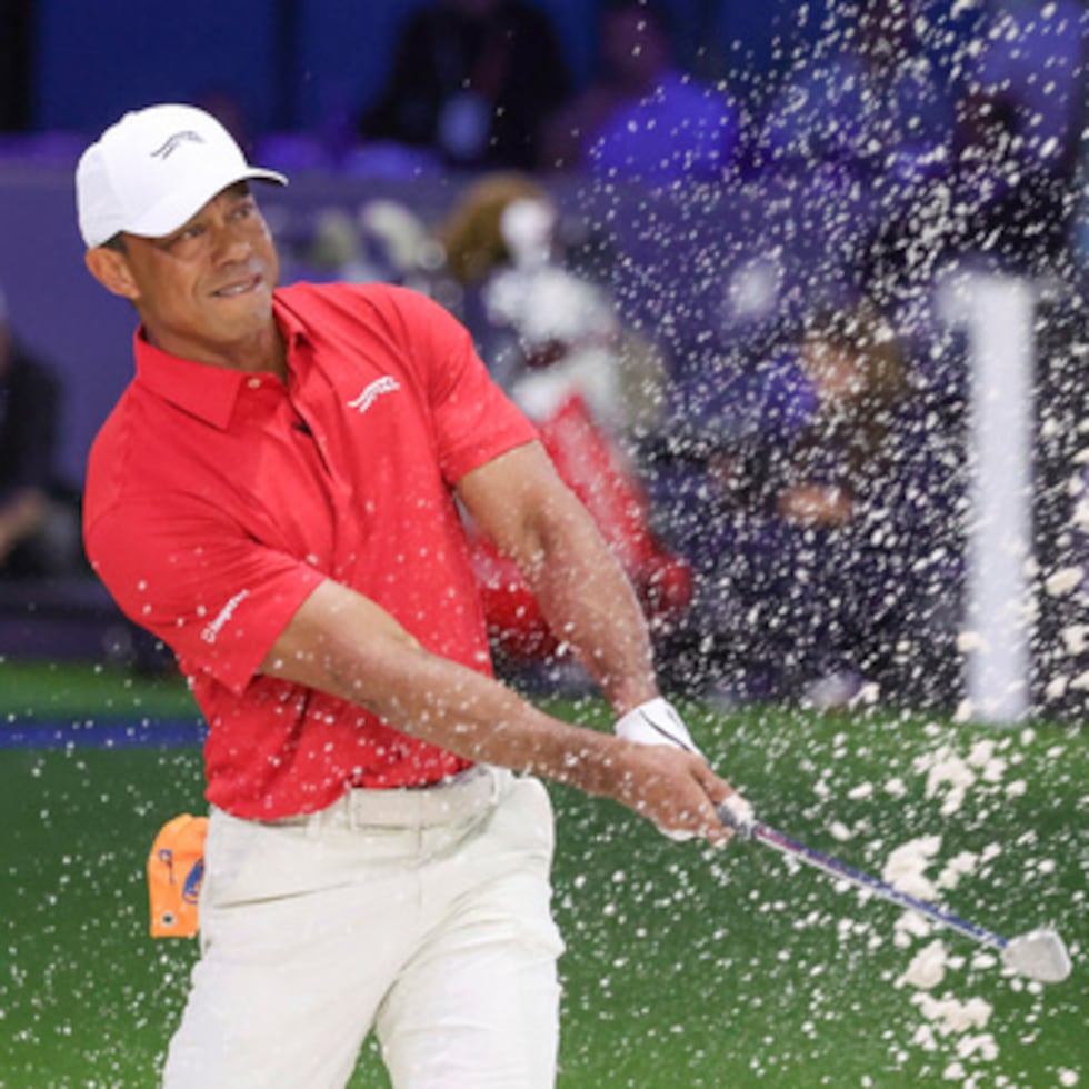 Tiger Woods del Jupiter Links Golf Club juega un tiro desde un bunker en el hoyo ocho, durante el último día del torneo de golf TGL, el martes 24 de marzo de 2026, en Palm Beach Gardens Fla. (AP Photo/Reinhold Matay)