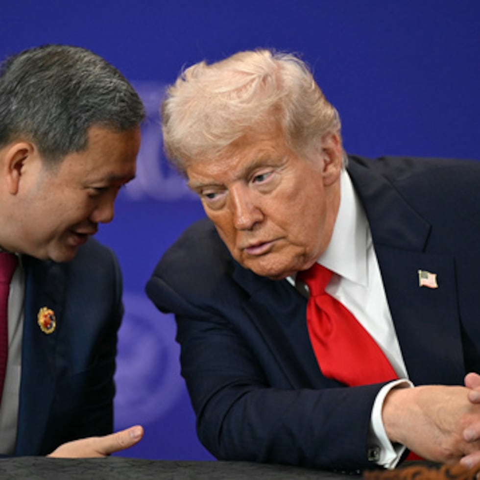 Donald Trump y el primer ministro de Camboya, Hun Manet, dialogan durante la cumbre de ASEAN, en Malasia.