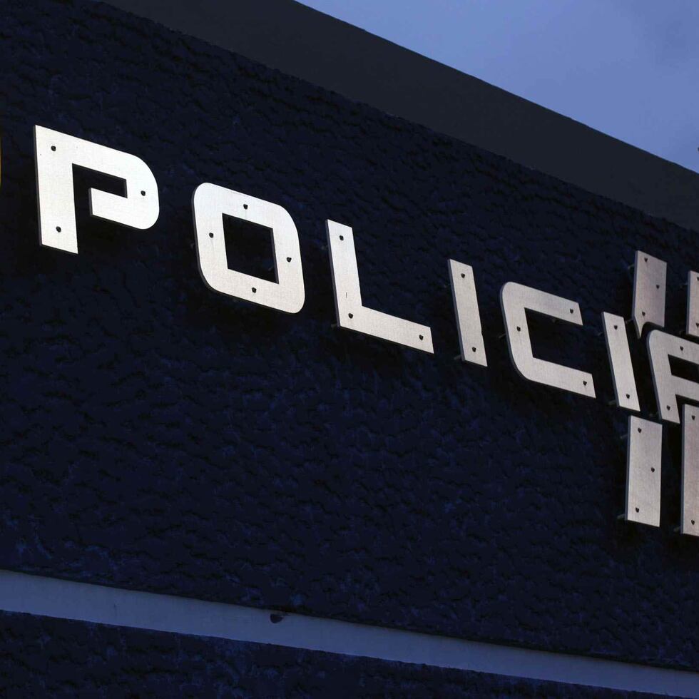 Agentes del Cuerpo de Investigaciones Criminales (CIC) de Bayamón se dirigen hacia la escena para investigar.