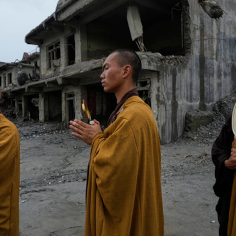 Monjes budistas rezan por las almas de las víctimas de una riada repentina a orillas del río Trishuli, en Devighat.