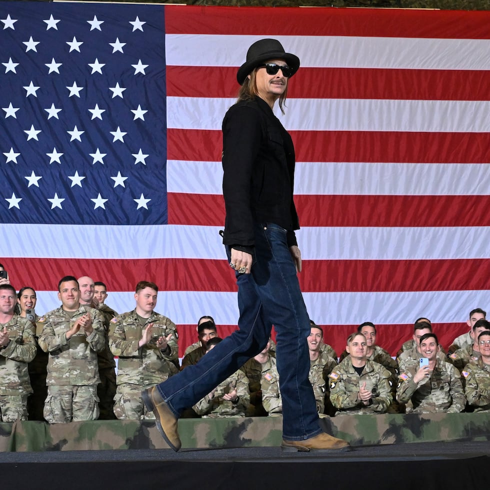 El cantante Kid Rock camina por el escenario para presentar al vicepresidente JD Vance, el 26 de noviembre de 2025, en Fort Campbell, Kentucky.