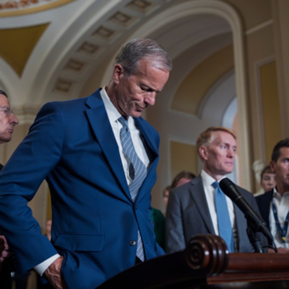 El líder de la mayoría del Senado, John Thune, fue sorprendido por la decisión de Trump de cancelar la firma de un proyecto que busca impulsar iniciativas de vivienda.