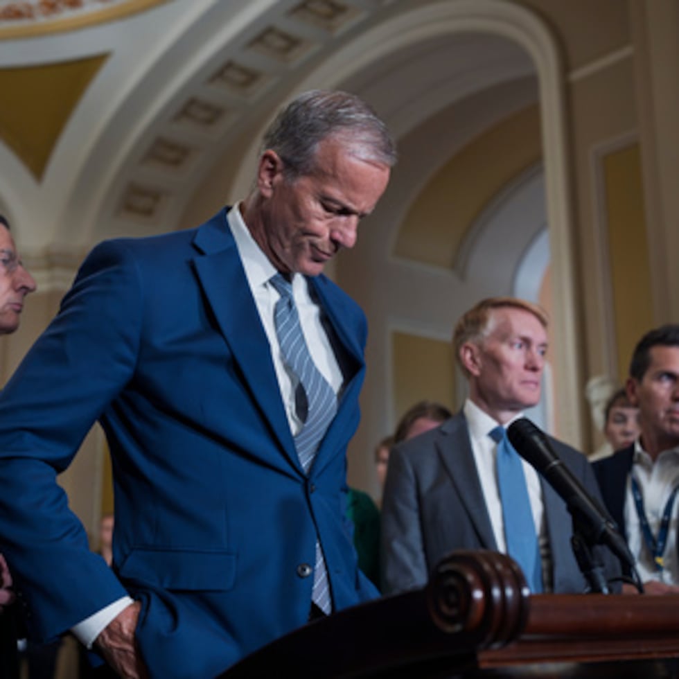 El líder de la mayoría del Senado, John Thune, republicano por Dakota del Sur, flanqueado por el senador John Barrasso, republicano por Wyoming, a la izquierda, el jefe de disciplina del Partido Republicano, y el senador James Lankford, republicano por Oklahoma, a la derecha, hace una pausa mientras habla con los periodistas antes de una reunión del miércoles con el presidente Donald Trump, en el Capitolio de Washington.