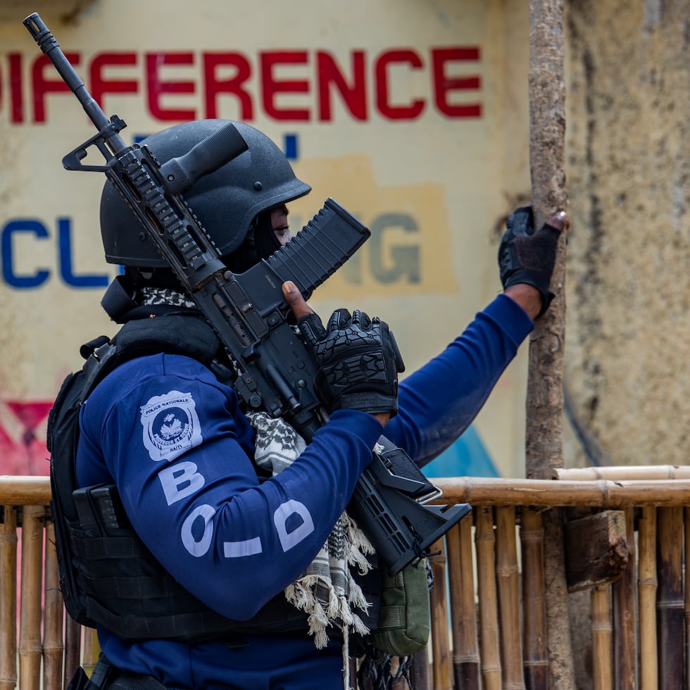 Fuerza policial en Puerto Príncipe en Haití.