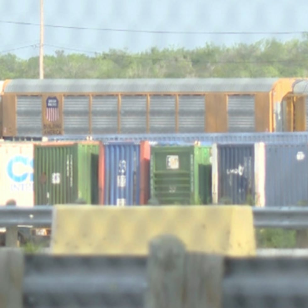 En esta imagen tomada de un video proporcionado por KGNS, vagones de tren de Union Pacific están estacionados en un patio de ferrocarril en Laredo, Texas, el domingo 10 de mayo de 2026. (KGNS vía AP)