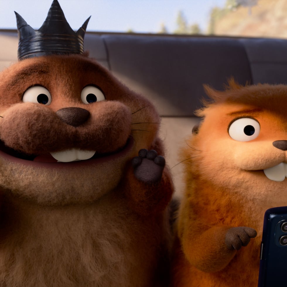 Mabel Beaver y King George, personajes de la nueva película animada "Hoppers".