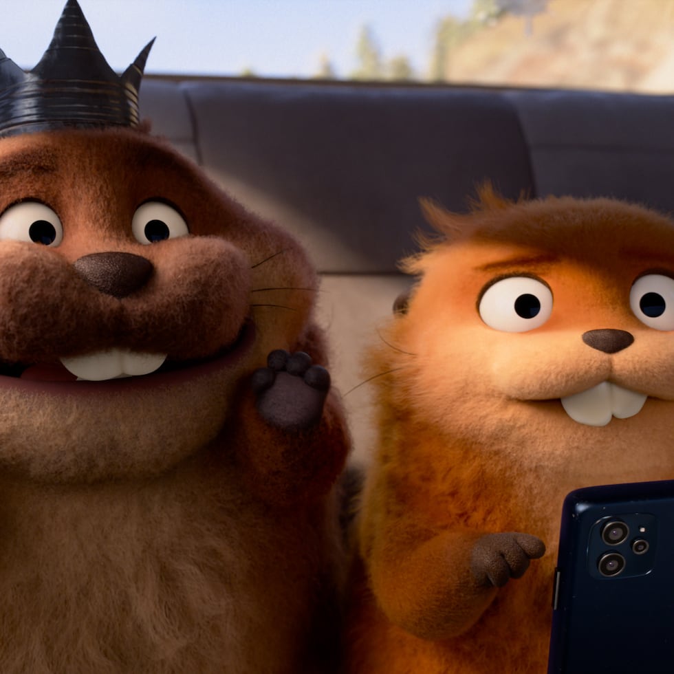 Mabel Beaver y King George, personajes de la nueva película animada "Hoppers".