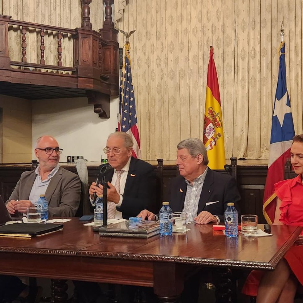 A la extrema izquierda: Juan Muñoz; a la extrema derecha: Teresa Valcarce.