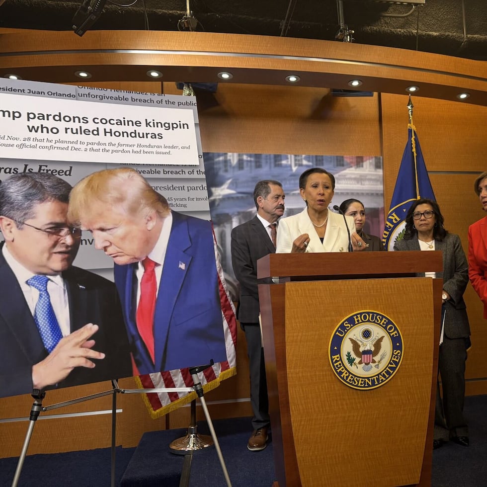 In the center, Puerto Rican Democratic Congresswoman Nydia Velázquez.
