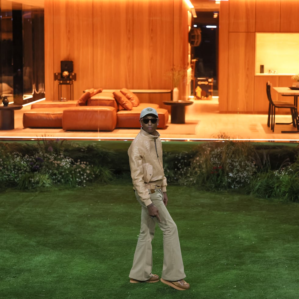 De nombre Drophaus y diseñada por el propio Pharrell Williams, responsable de la línea masculina de la célebre firma, la nueva colección desfiló en el interior, fuera y alrededor de la casa-pasarela