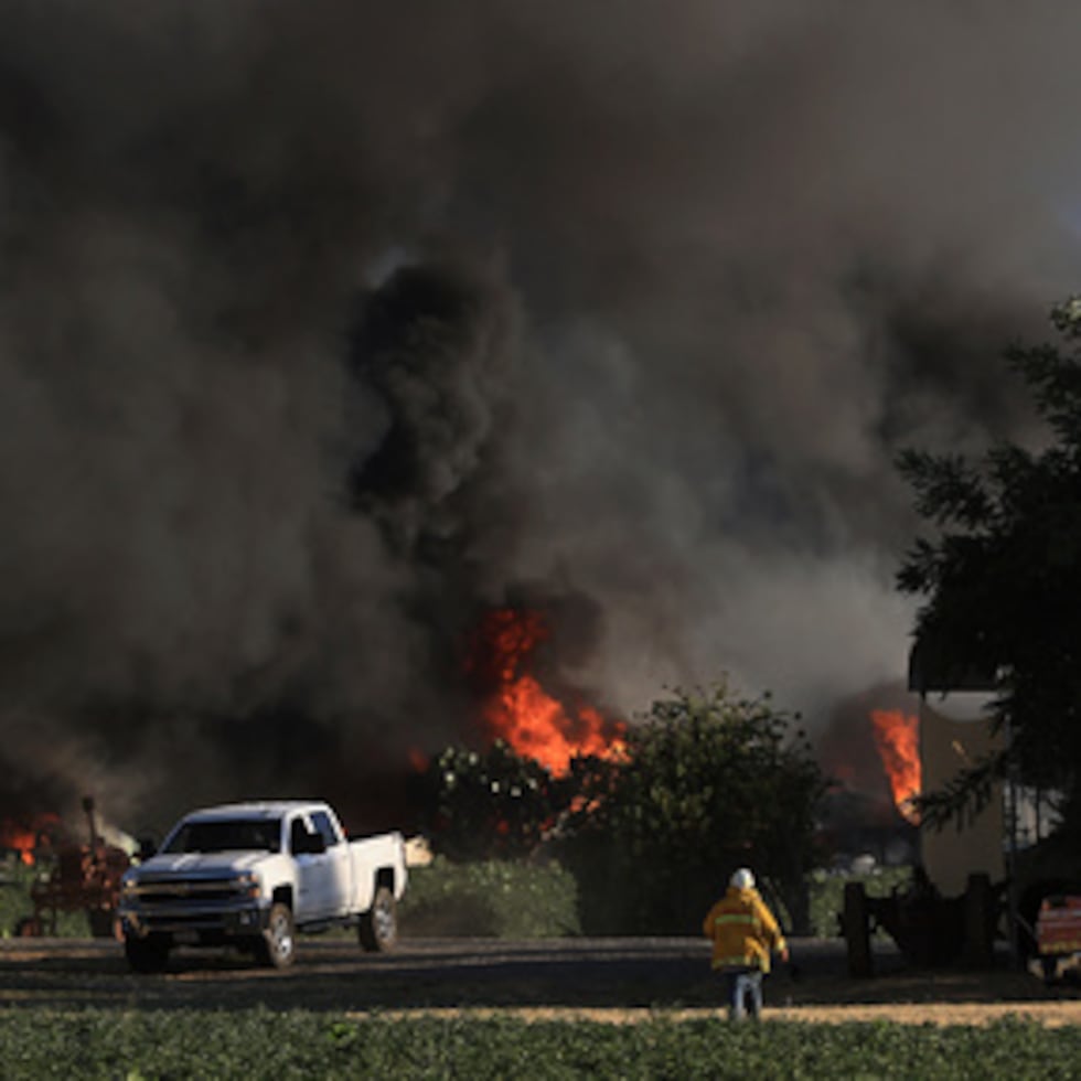 El humo y las llamas se elevan durante una explosión en un almacén de fuegos artificiales cerca de Esparto, California, el martes 1 de julio de 2025.