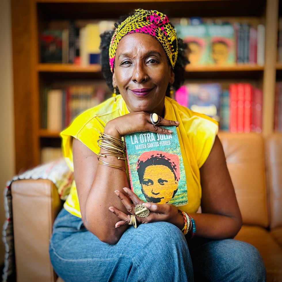 La autora puertorriqueña Mayra Santos-Febres con su novela "La Otra Julia".