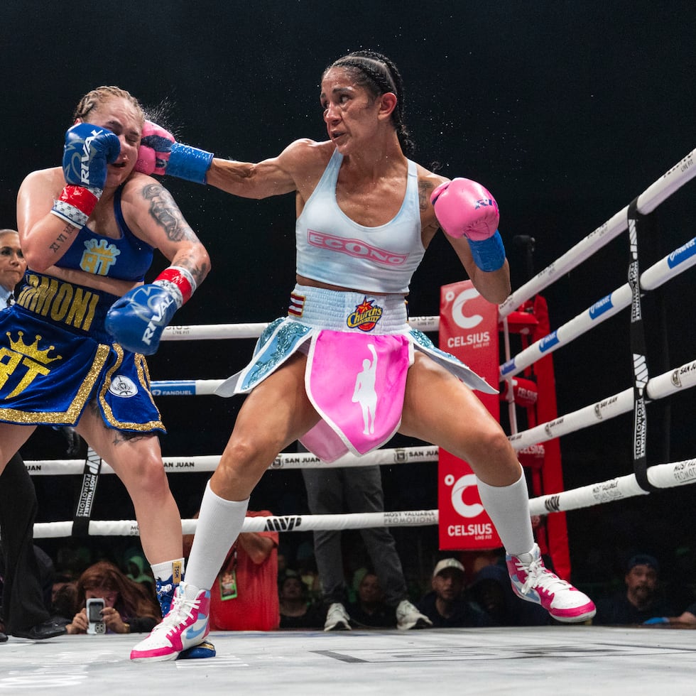 Amanda Serrano, a la derecha, le conecta un derechazo a su rival del sábado Reina Téllez.