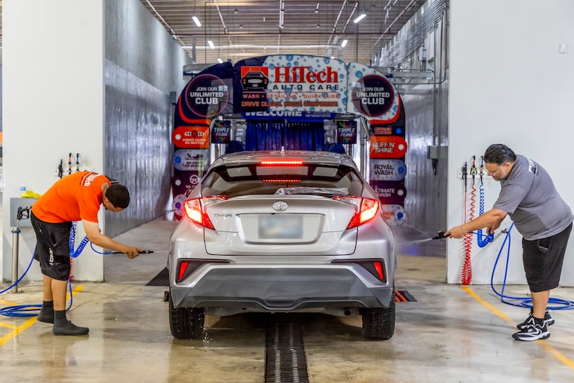 La entrada a este túnel de lavado permite limpiar con precisión los aros, las gomas y el guardalodo.