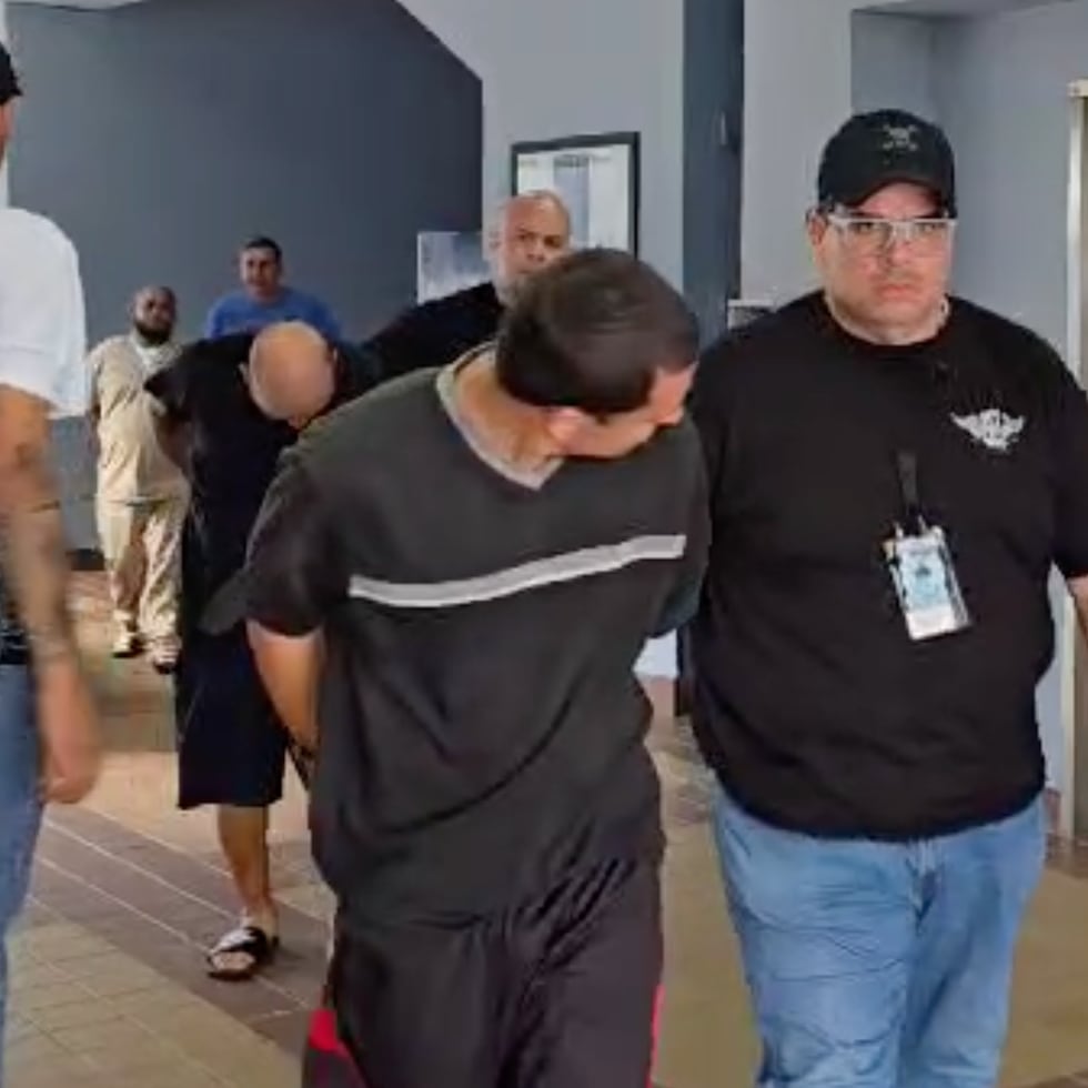 Los arrestados fueron llevados a la Comandancia de Bayamón y luego trasladados al Centro Judicial del mismo municipio.