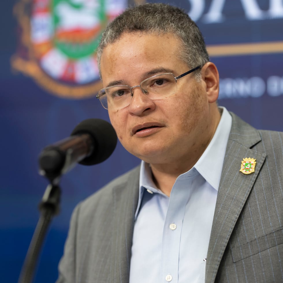 El secretario de Salud, Víctor Ramos Otero, dijo que tanto los casos de influenza como los de COVID-19 están en aumento.