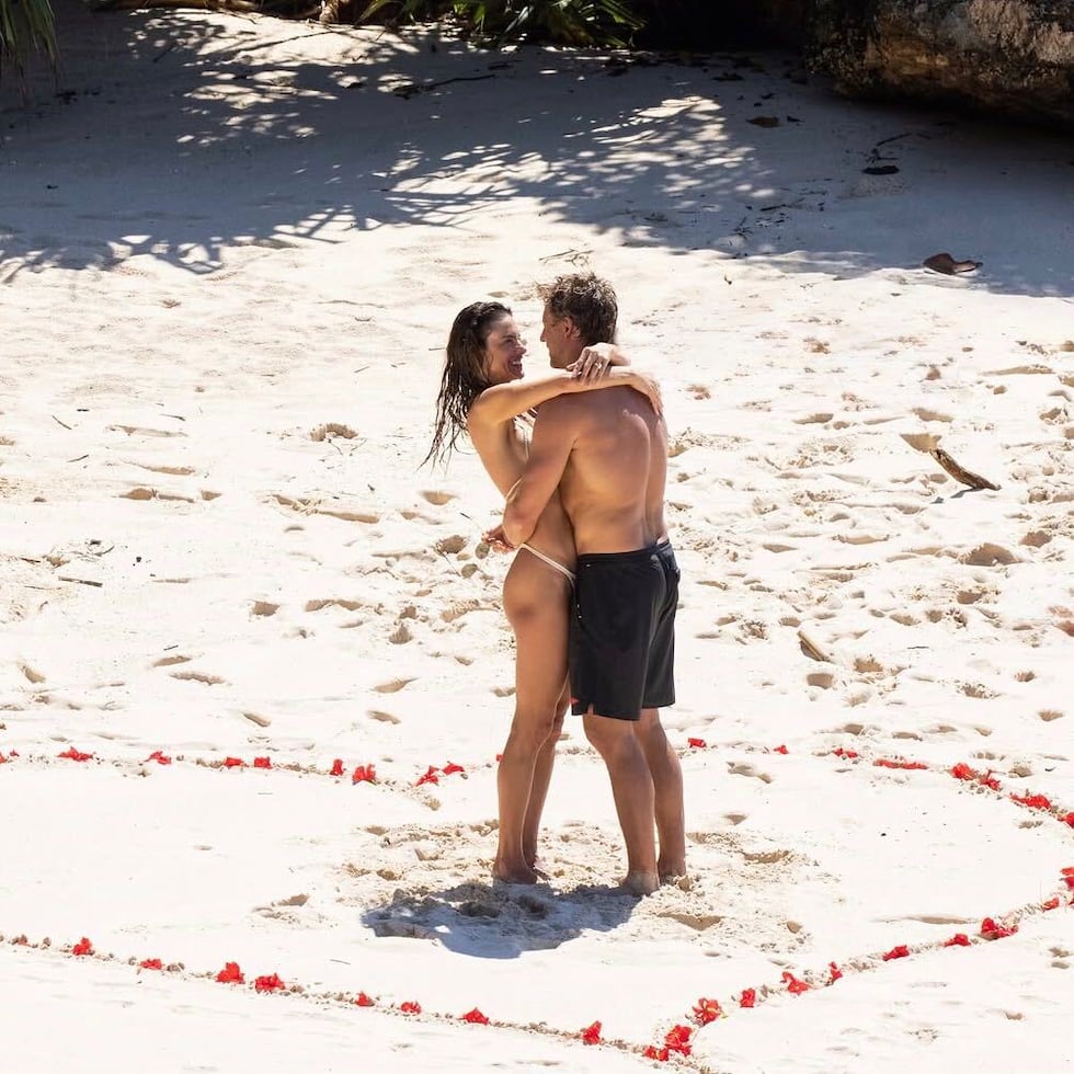 Alessandra Ambrosio se comprometió con Buck Palmer en una playa en Indonesia.