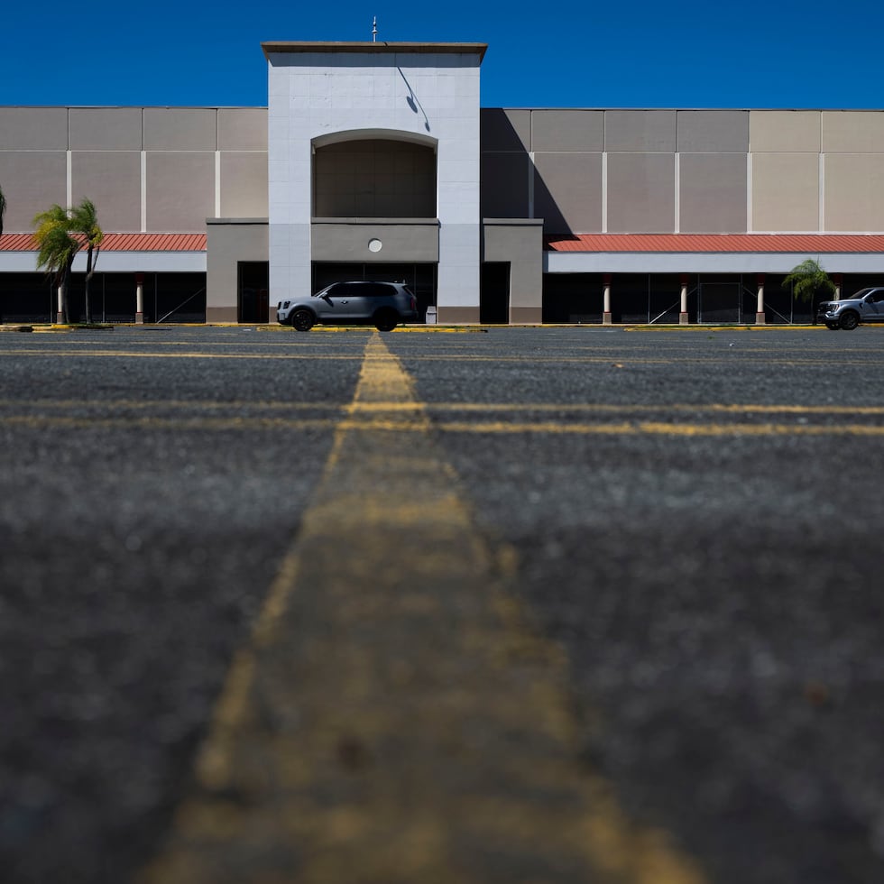 Plaza Las Américas has signed a definitive agreement with a new tenant that would occupy part or all of the building that housed the Kmart department store until 2022. El Nuevo Día sources assure that the new tenant is the United States Postal Service (USPS).