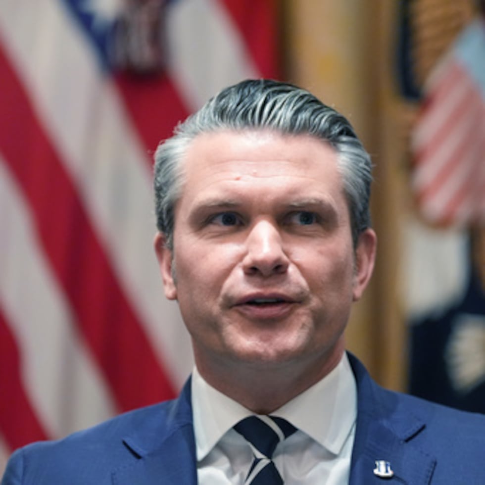 El secretario de Defensa, Pete Hegseth, habla durante una reunión del Gabinete en la Casa Blanca, el jueves 26 de marzo de 2026, en Washington. (AP Photo/Alex Brandon)