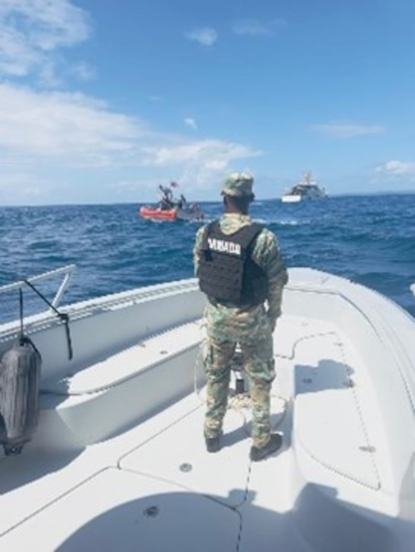 Autoridades federales y estatales interceptaron a 14 extranjeros frente a la costa de Aguadilla durante una intervención marítima.