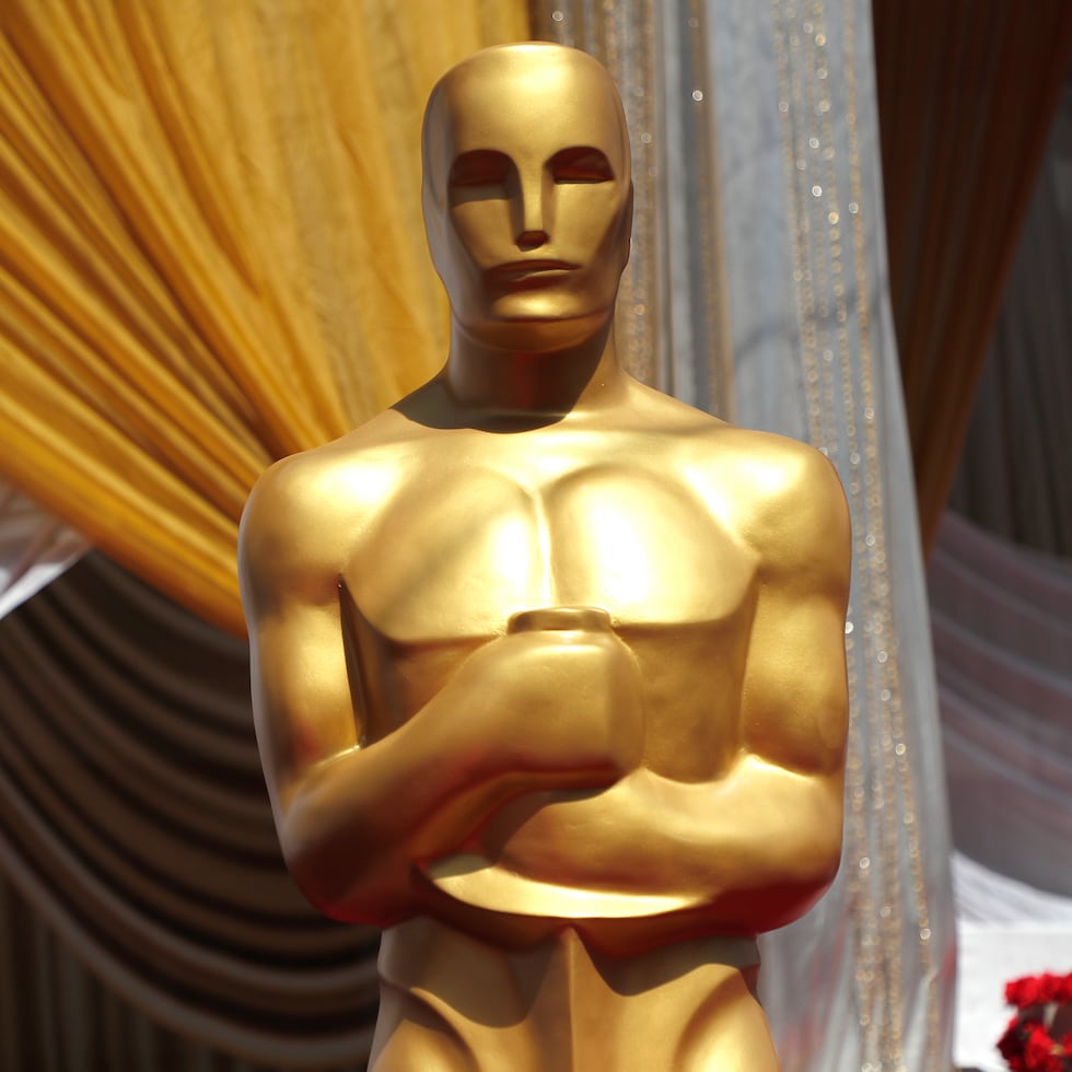 Vista de una reproducción a gran tamaño de una estatuilla de los Oscar.
