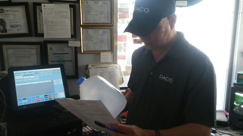 Inspector de DACO en un comercio. (Suministrada)