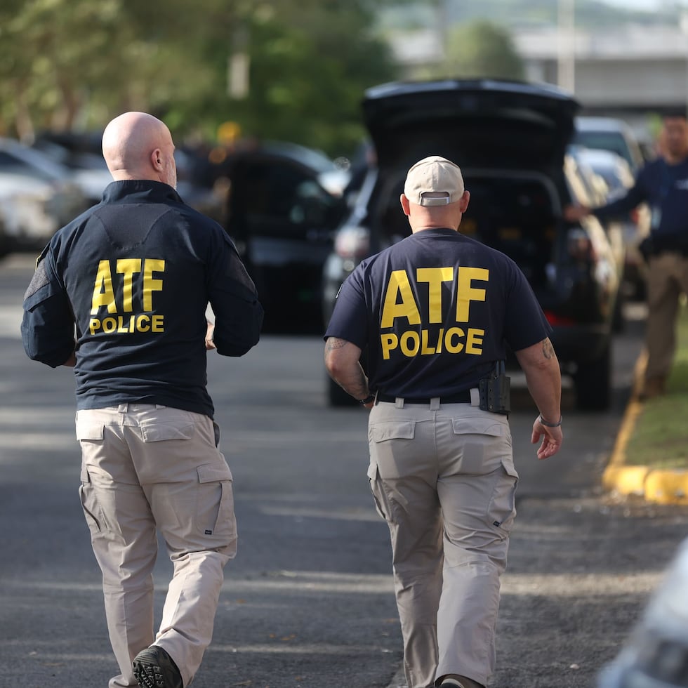 ATF radicó una denuncia por violaciones a la Ley de Armas contra los tres acusados en relación al asesinato.