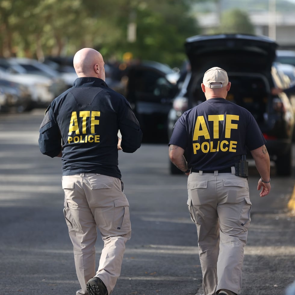 Luego de una denuncia de ATF, un gran jurado federal presentó cargos contra los tres sospechosos por violaciones a la ley de armas.
