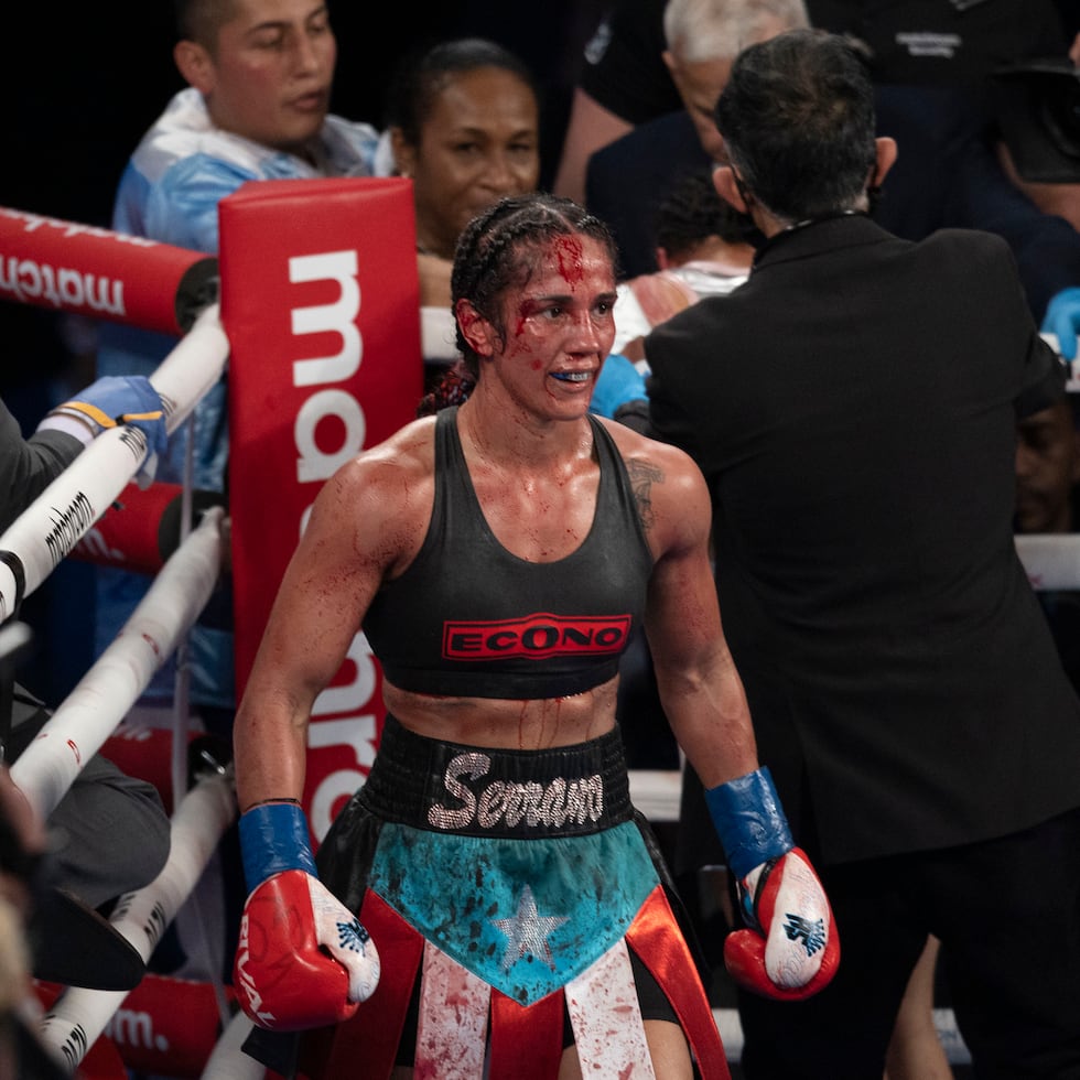 Amanda Serrano en una esquina esperando la decisión que resultó a su favor tras su cruenta primera pelea contra Erika Cruz.