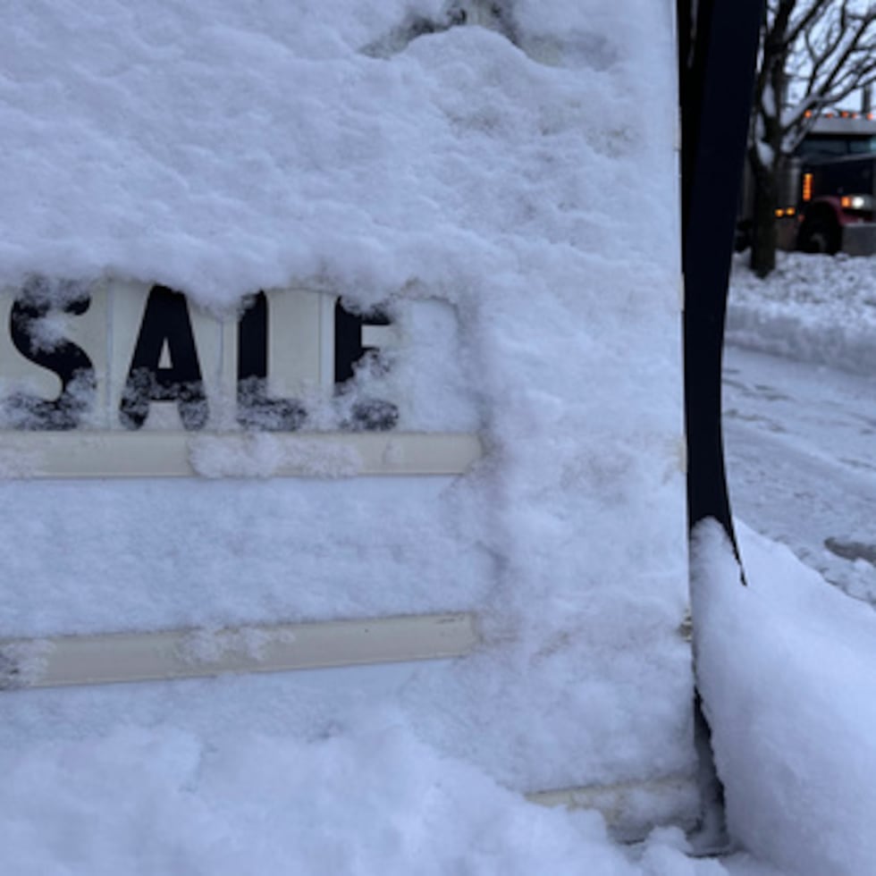 El cartel promocional de una tienda está cubierto de nieve en Lowville, Nueva York, el viernes 28 de noviembre de 2025. (AP Photo/Cara Anna)