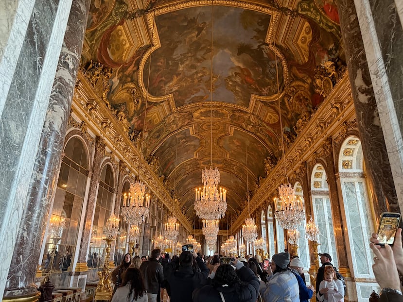 Visitantes en el Salón de los Espejos del Palacio de Versalles, en Francia.