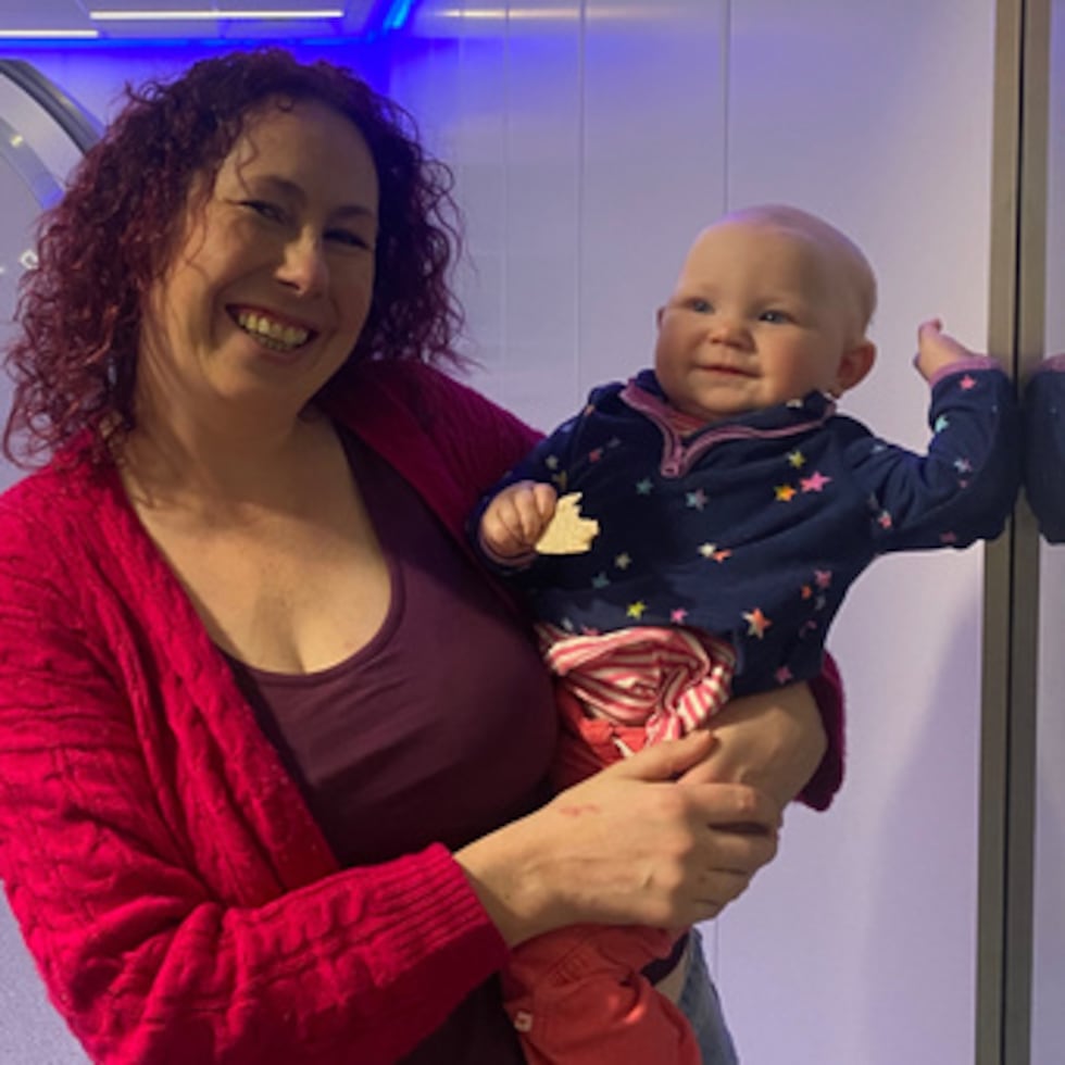 En esta foto sin fecha, el bebé Blaise asiste a su escáner Foundcog de los 9 meses con su madre Mary en el Instituto de Neurociencia del Trinity College de Dublín, Irlanda. (Laboratorio Cusack vía AP)