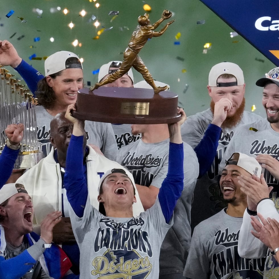 Yoshinobu Yamamoto alza el trofeo de Jugador Más Valioso.