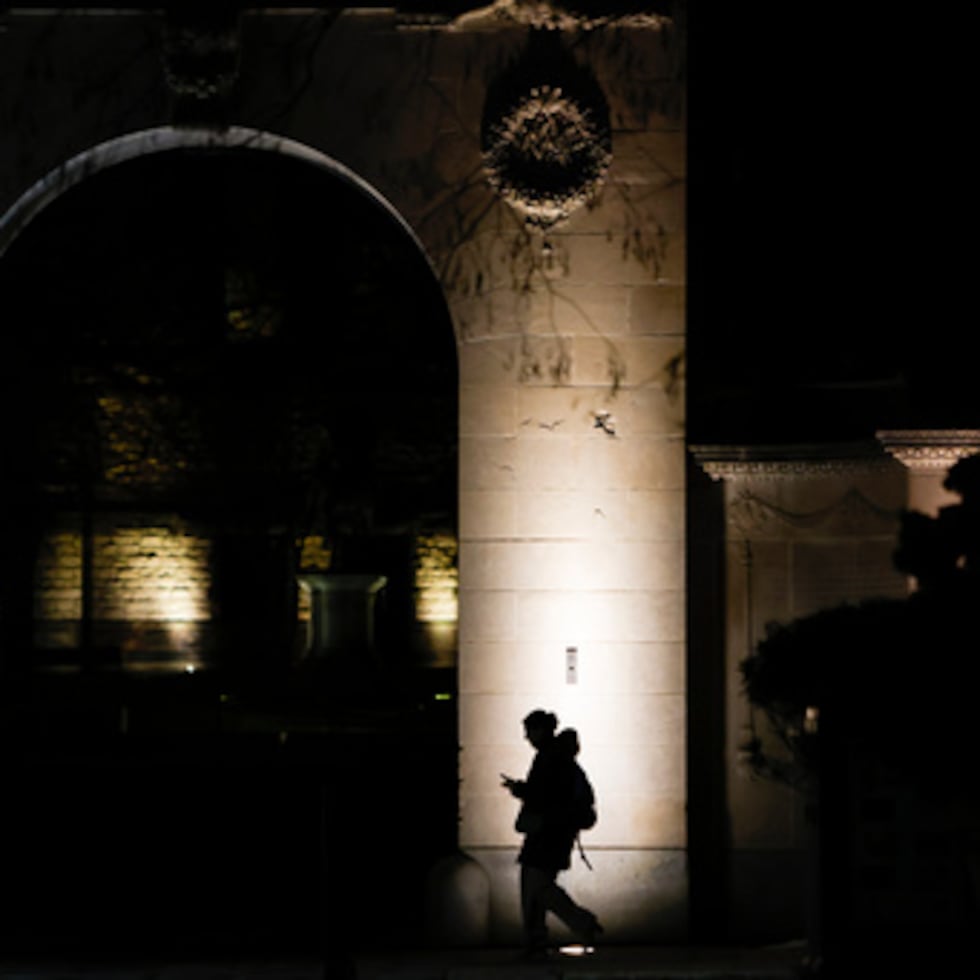 Un peatón camina a lo largo del campus de la Universidad de Brown en Thayer St. en Providence, R.I., miércoles, 17 de diciembre de 2025. (Lily Speredelozzi/The Sun Chronicle vía AP)