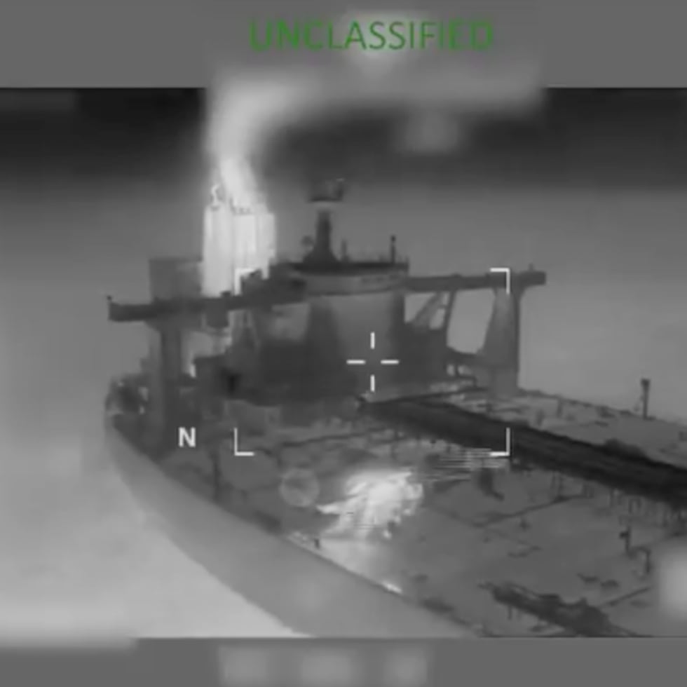 Imagen divulgada por la secretaria de Seguridad Nacional mostrando el momento en que un helicóptero estadounidense deja efectivos en la cubierta para ocupar un buque petrolero.