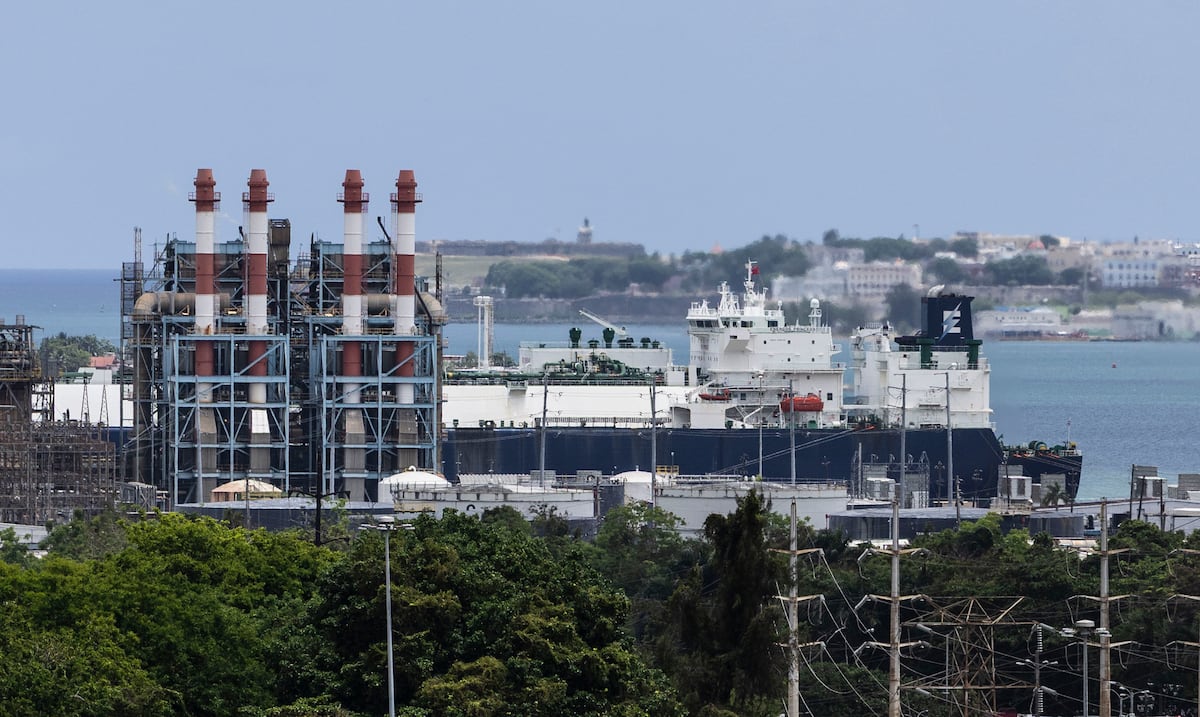 Genera PR trabaja para reparar unidad averiada en Central San Juan y evitar apagones
