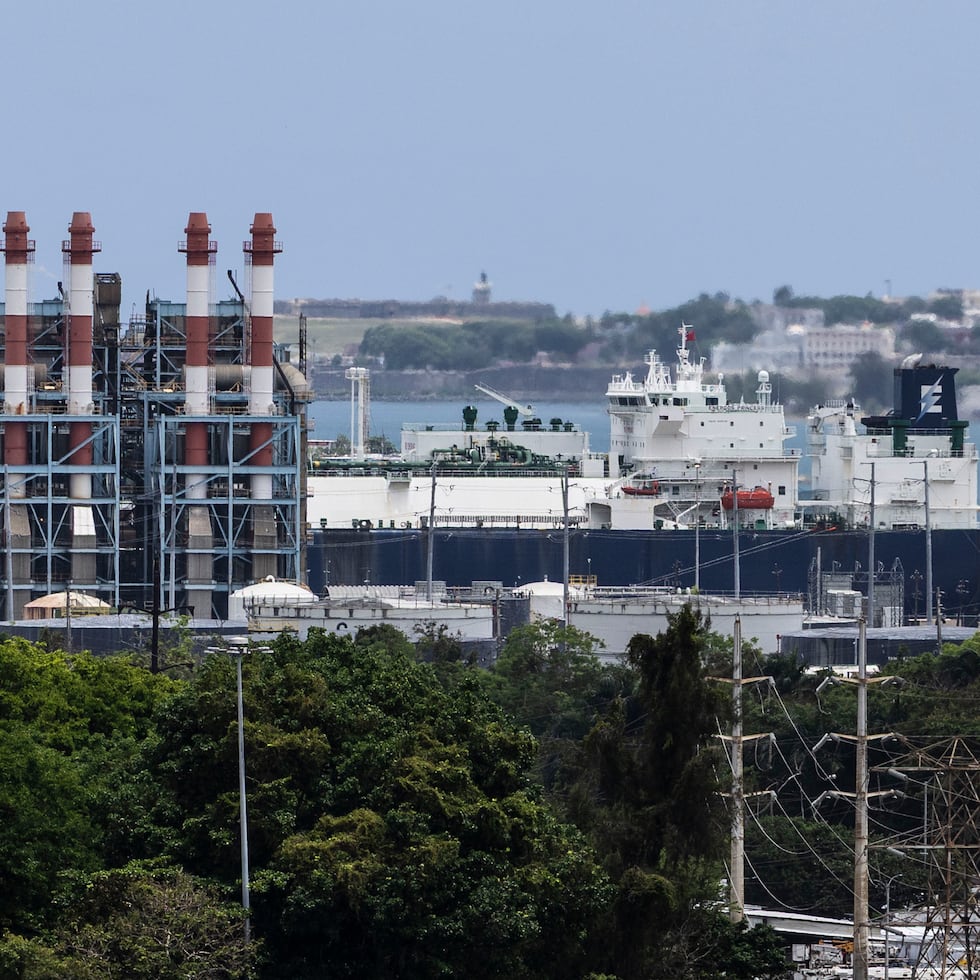 La hora pico del consumo energético de Puerto Rico es a de 5:00 p.m. a 11:00 p.m. con la mayor tensión ocurriendo entre las 6:30 p.m. y las 9:30 p.m.